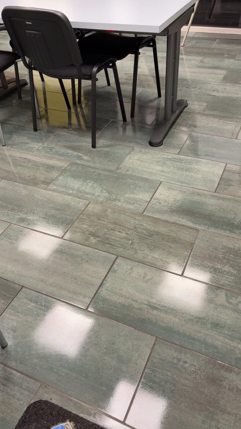 Gereinigter Boden in einem Sitzungszimmer